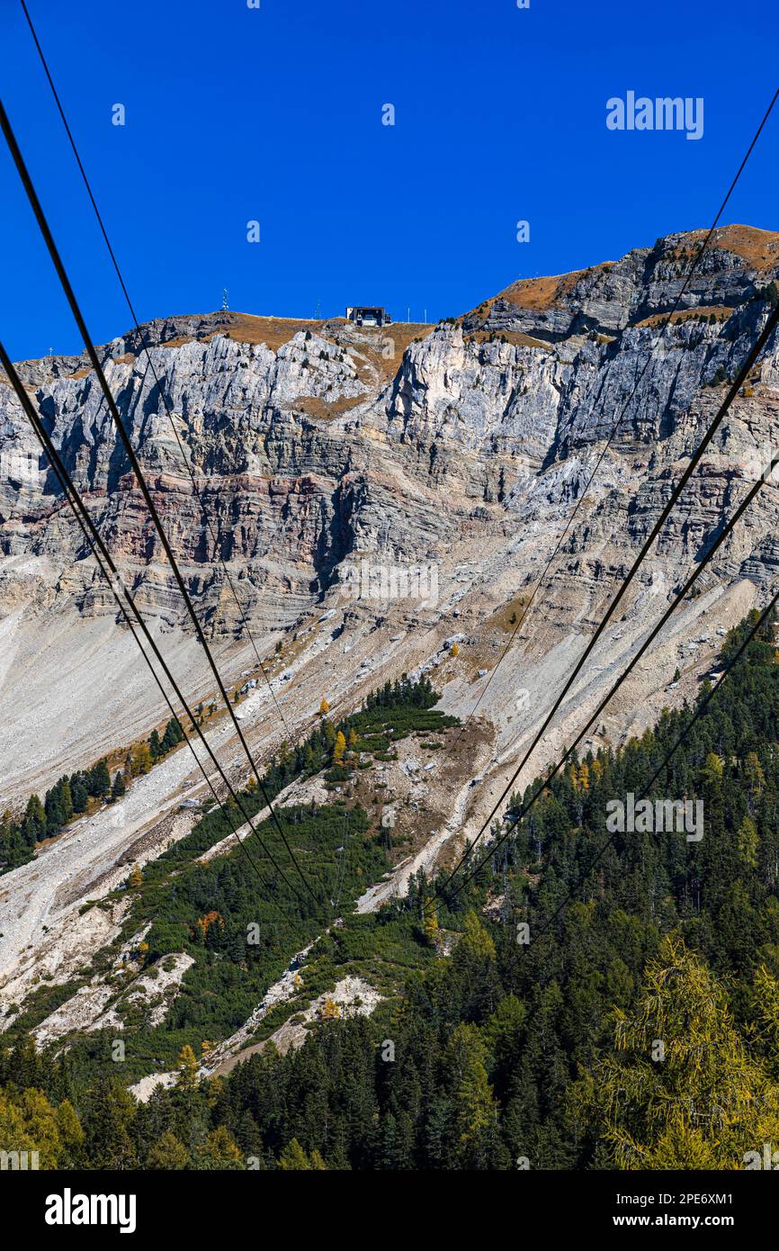 Cable car route to the mountain station at the Seceda summit, Val