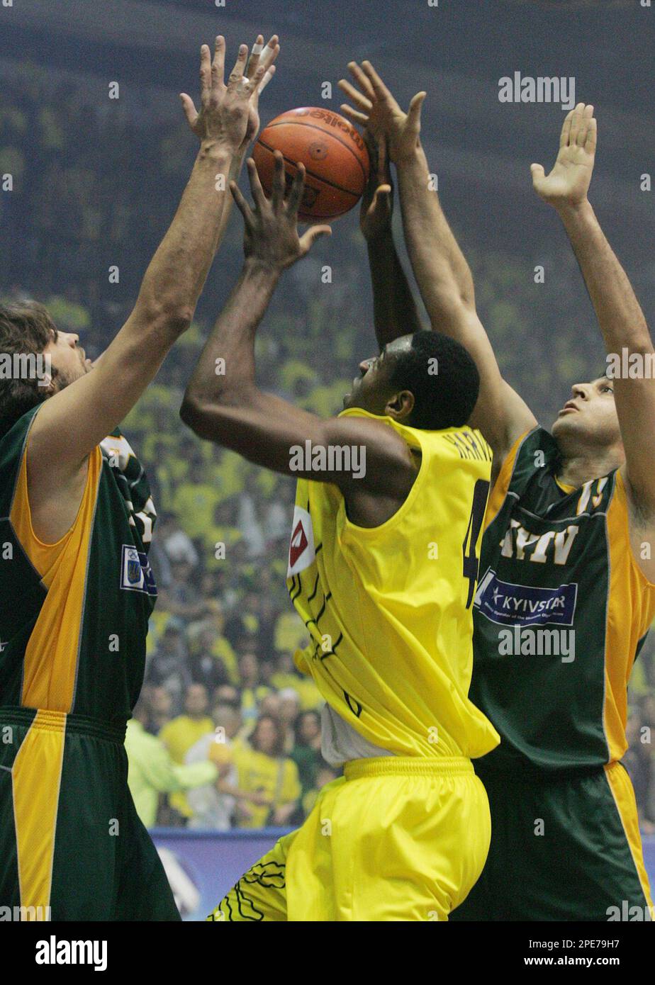 Fenerbahce's Trevor Harvey goes for basket as Marcelo Nicola, left, and Ioannis  Giannoulis, right, of BC Kiev block , at Abdi Ipekci Arena in Istanbul,  Turkey, Wednesday, April 27, 2005, during their