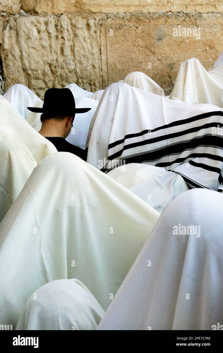 israeli-ultra-orthodox-jews-of-the-cohanim-priestly-caste-participate