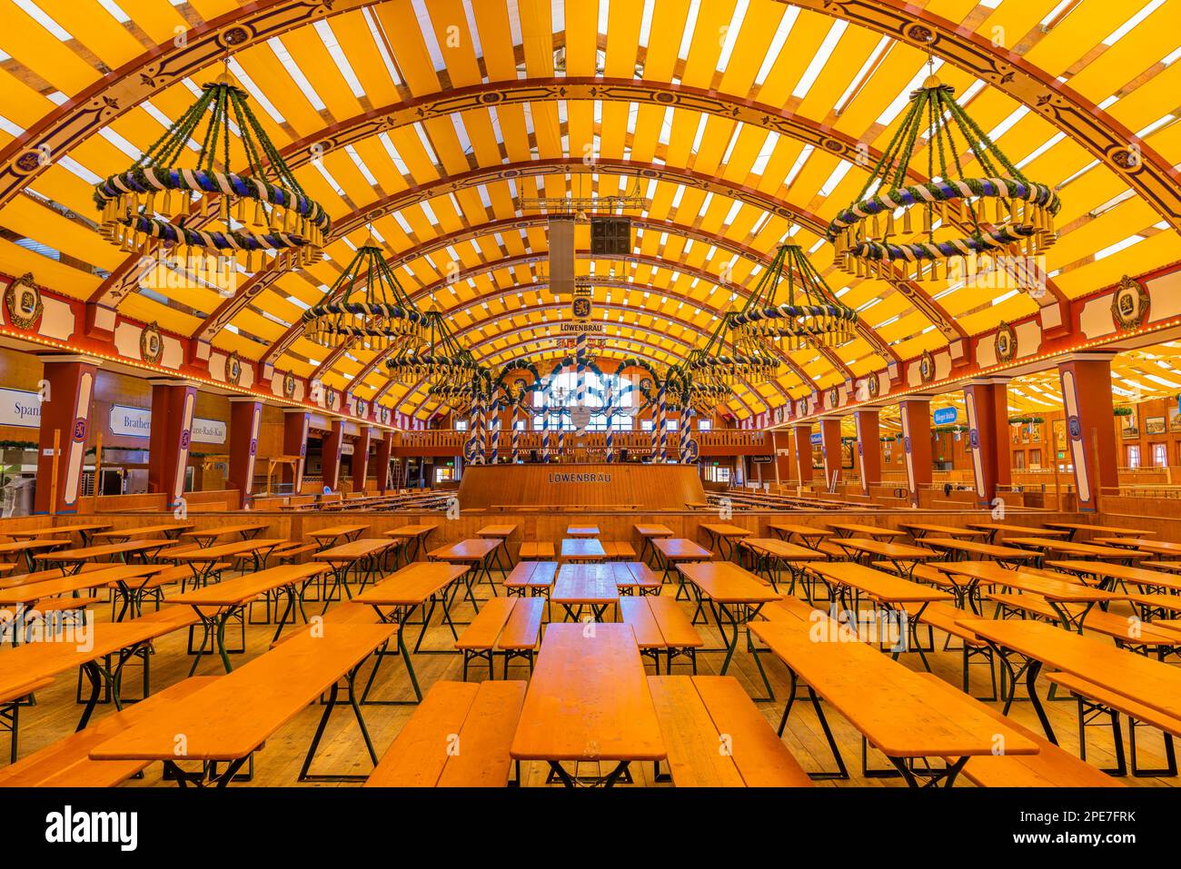 Wiesnaufbau, Loewenbraeufestzelt, Oktoberfest, Theresienwiese, Munich ...