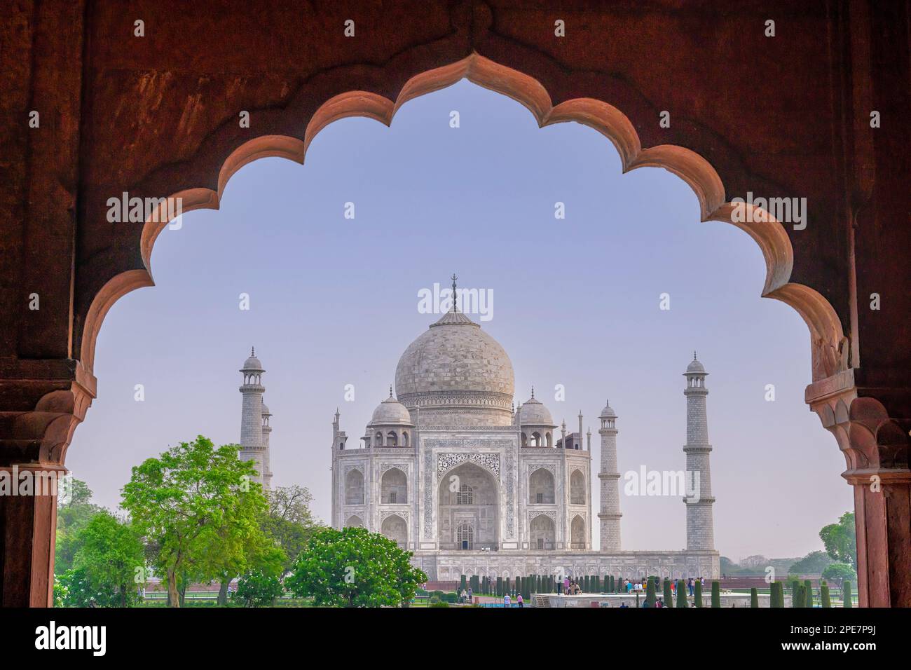 Taj Mahal view through the cusped arch of the Iwan Dar Iwan Stock Photo