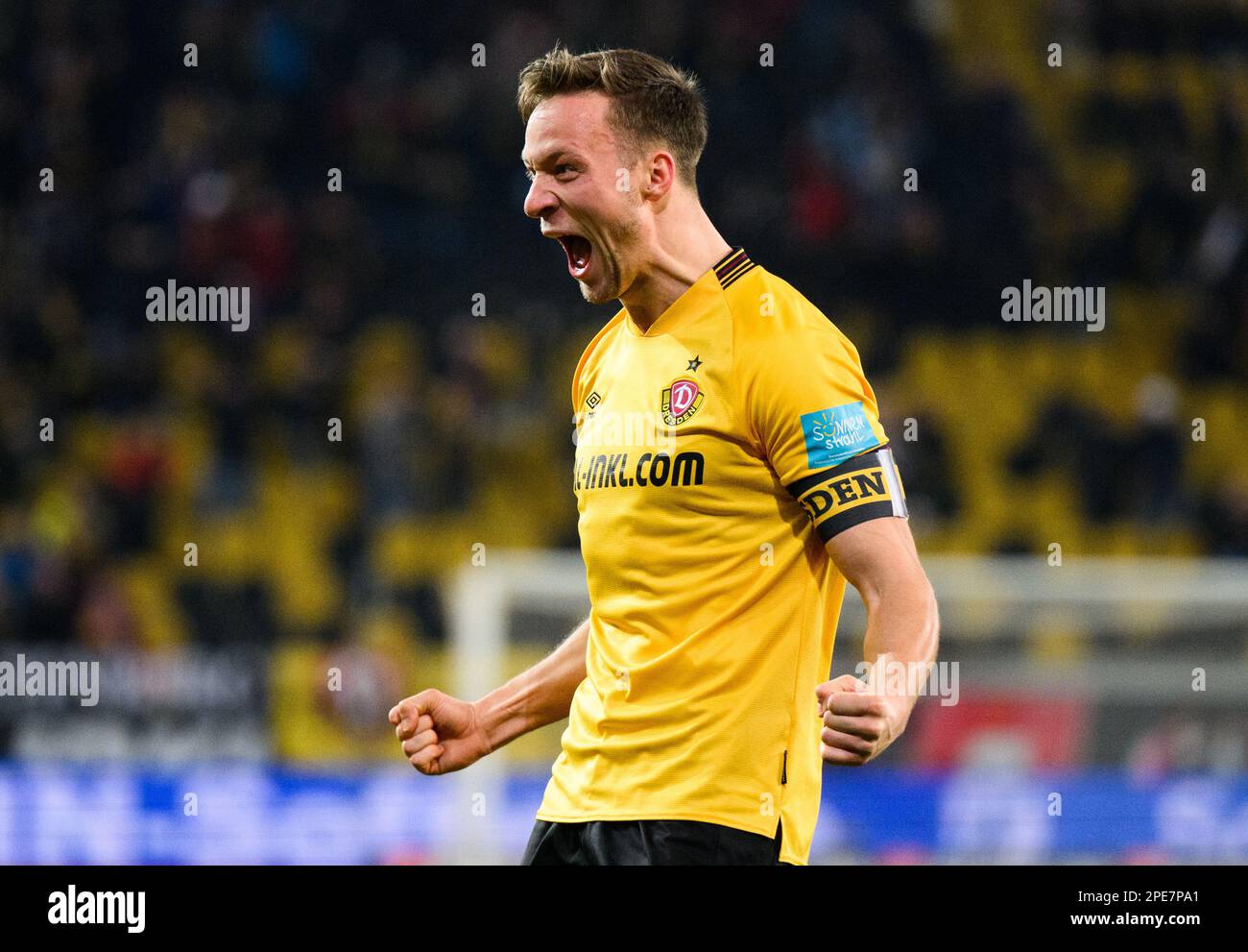 Munich, Germany. 30th Jan, 2023. Soccer: 3rd division, TSV 1860 Munich - Dynamo  Dresden, Matchday 20, Stadion an der Grünwalder Straße. Dresden players  cheer with the fans after the game. Credit: Sven