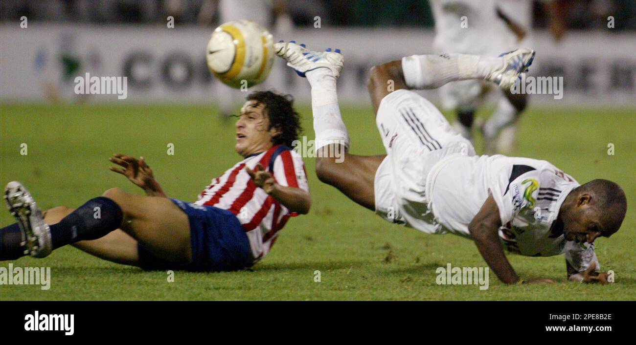 Tressor Moreno, of Colombia's Once Caldas, right, and Manuel Sol