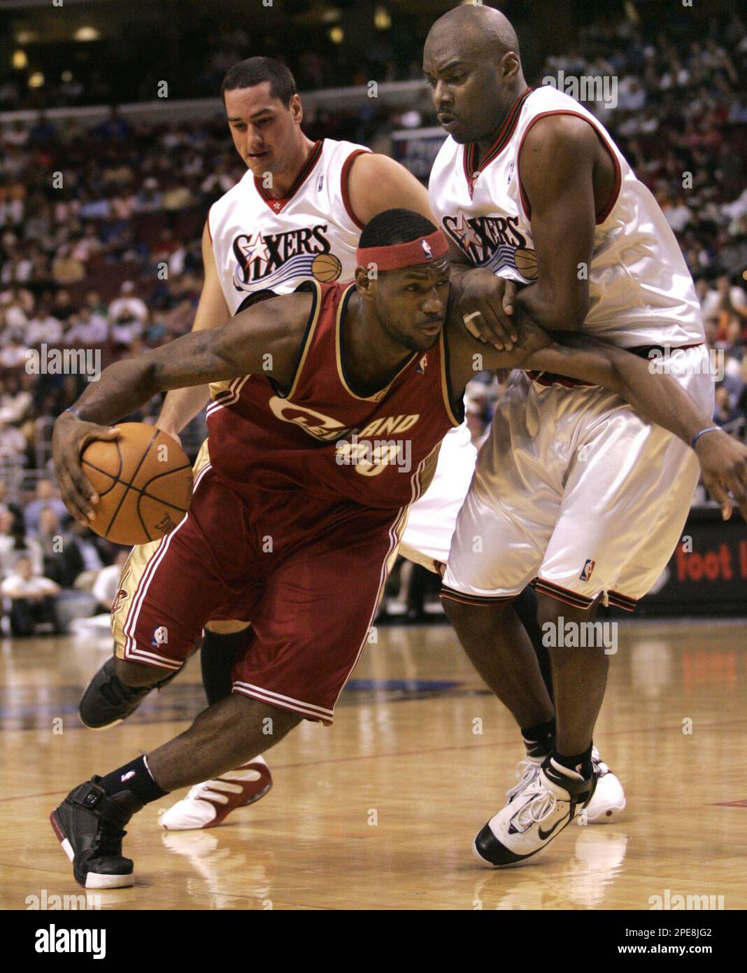 Philadelphia 76ers' Aaron McKie, right, guards Cleveland Cavaliers ...