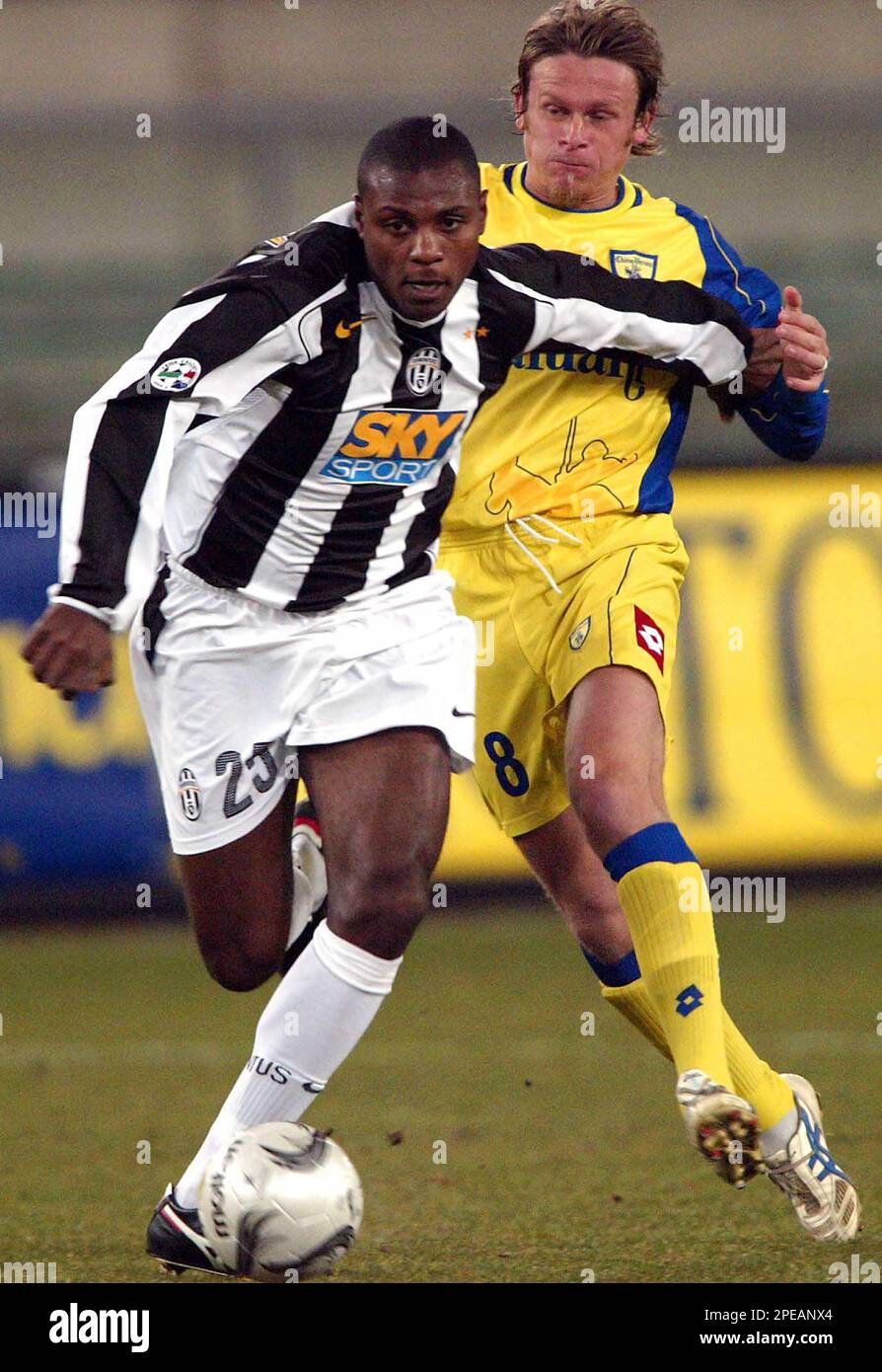 Juventus forward Marcelo Zalayeta, of Uruguay, center, jumps for the ball  as Verona's Vincenzo Italiano, left, and Marco Turati look on during an  Italian second division Serie B soccer match between Juventus