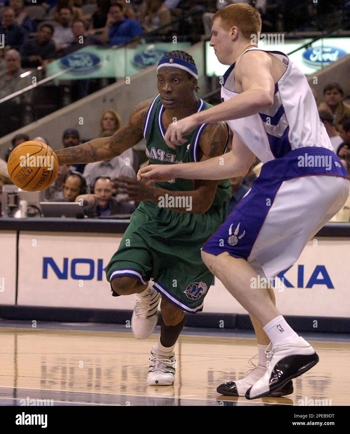 Dallas Maverick Marquis Daniels drives down the court against the Phoenix  Suns. The Mavericks defeated the Suns in double overtime 111-108 November  1, 2005 in Phoenix, AZ. (UPI Photo/Will Powers Stock Photo - Alamy