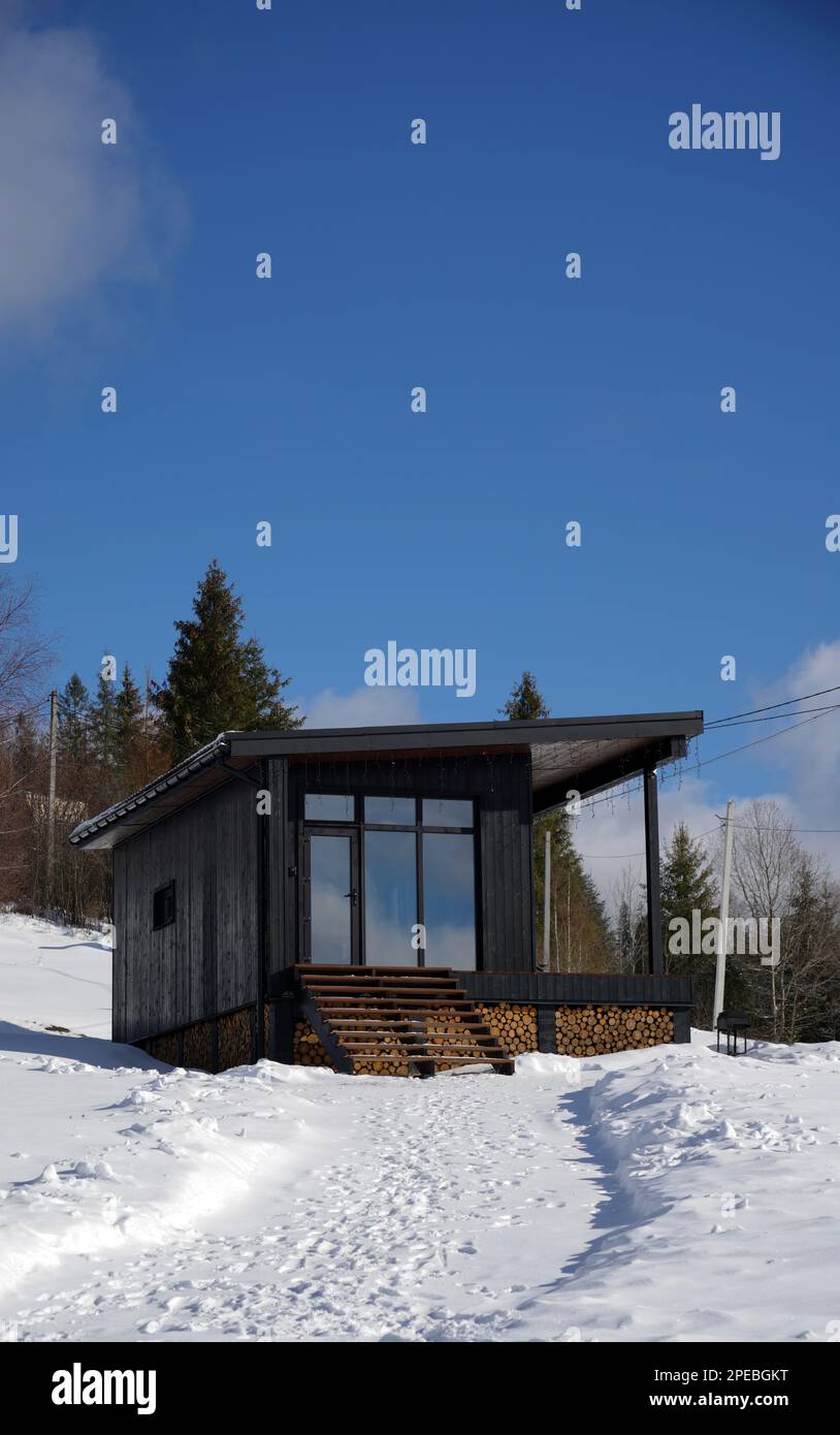 Modern log cabin exterior hi-res stock photography and images - Alamy