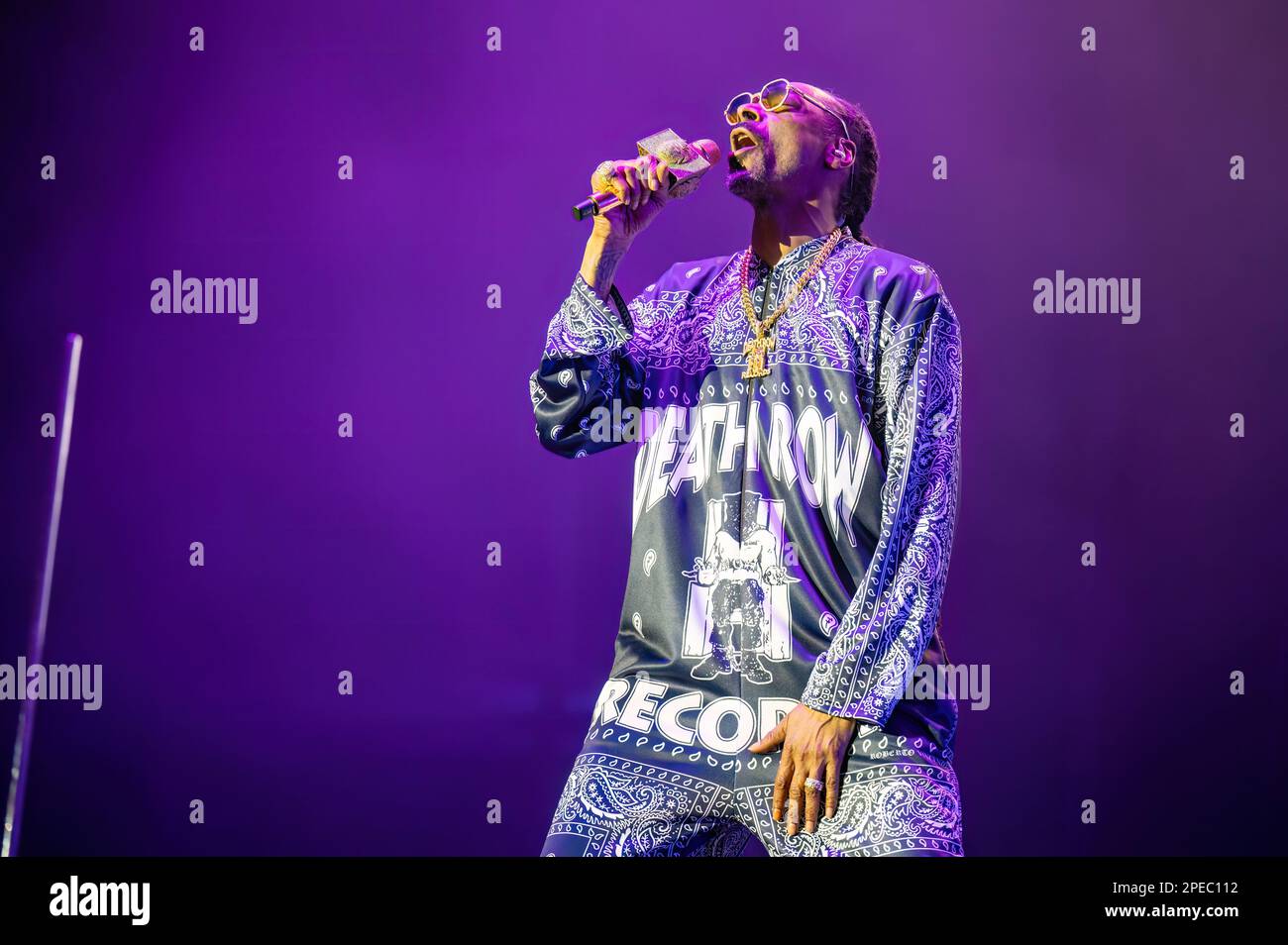 Dogg pound hi-res stock photography and images - Alamy