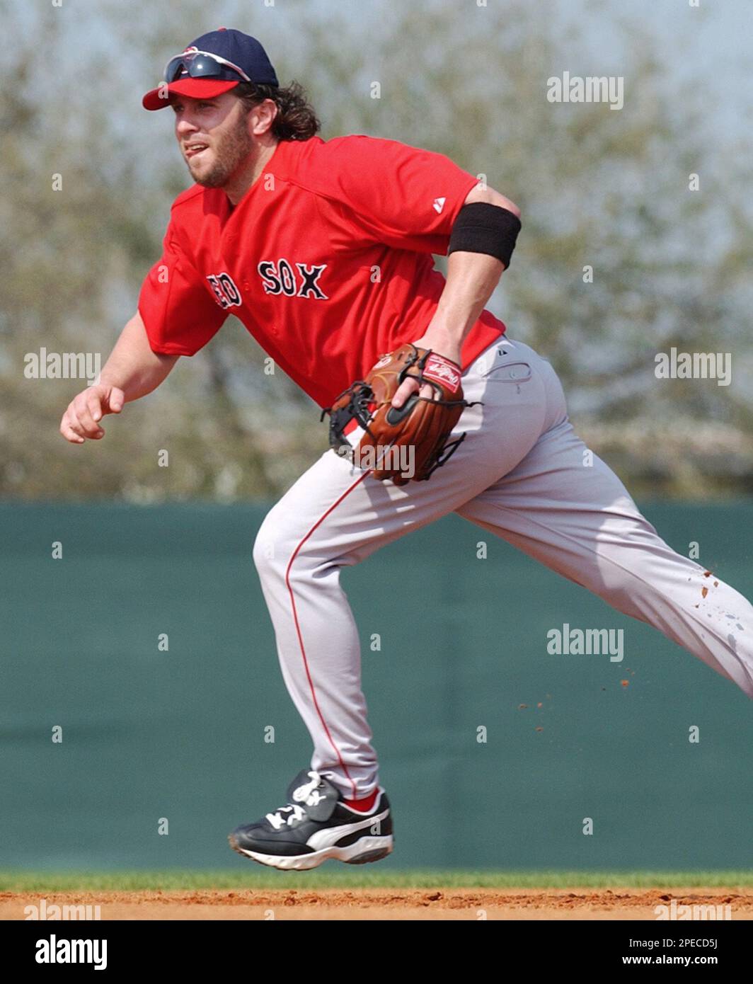 Boston Red Sox infielder Mark Bellhorn moves to cover second base,  Wednesday, Feb. 23, 2005, at spring training camp in Ft. Myers, Fla. (AP  Photo/Robert F. Bukaty Stock Photo - Alamy