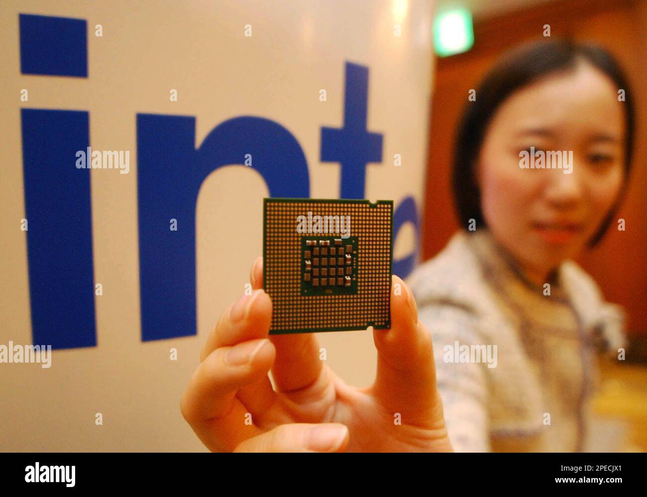A worker of Intel shows new Intel Pentium 4 Processor 660 supporting Hyper  Threading, or HT Technology during its unveiling at downtown Seoul,  Tuesday, Feb. 22, 2005. It goes on sale in
