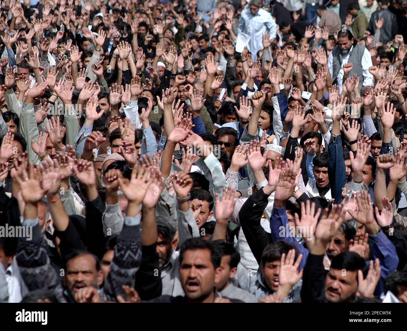 Pakistani Shiite Muslims chant anti U.S. slogans during a Muharram ...