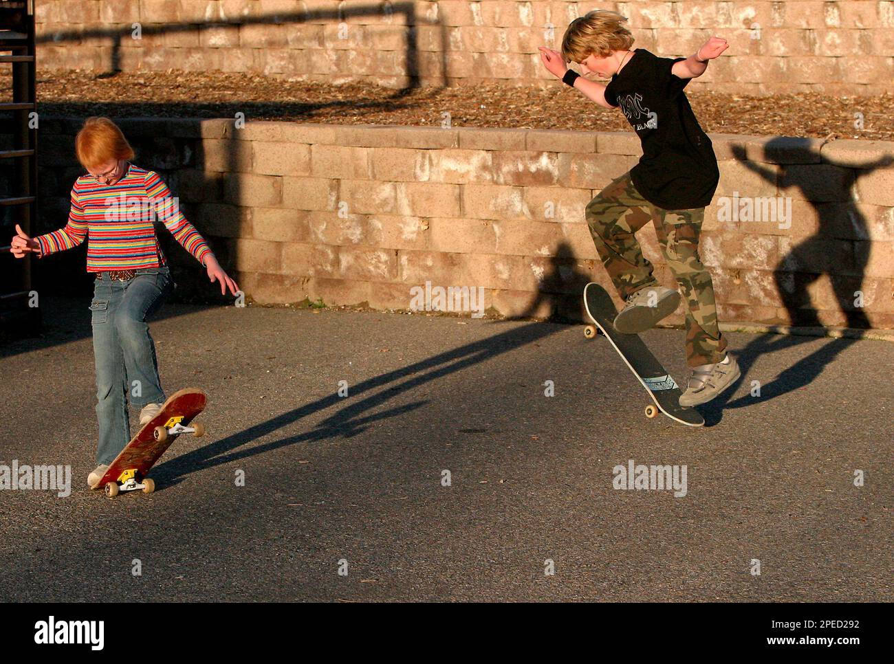 Michael Harvey, 14, right, gives skateboarding lessons to his younger  sister Candace, 12, Wednesday, Feb. 16, 2005, in Farmington, N.M. (AP  Photo/The Daily Times, Dave Watson Stock Photo - Alamy