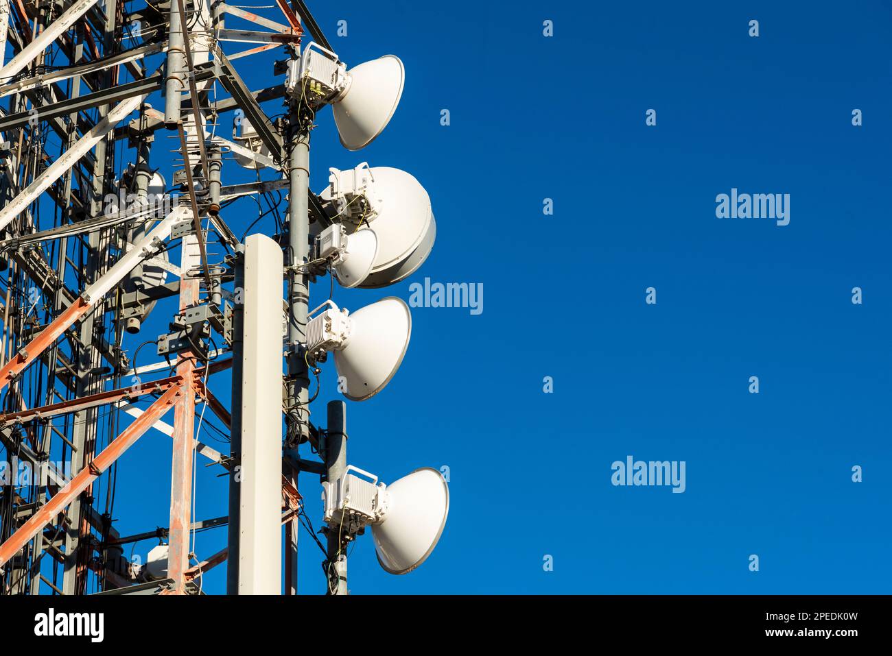 Torres de telecomunicaciones con el azul del cielo de fondo Stock Photo