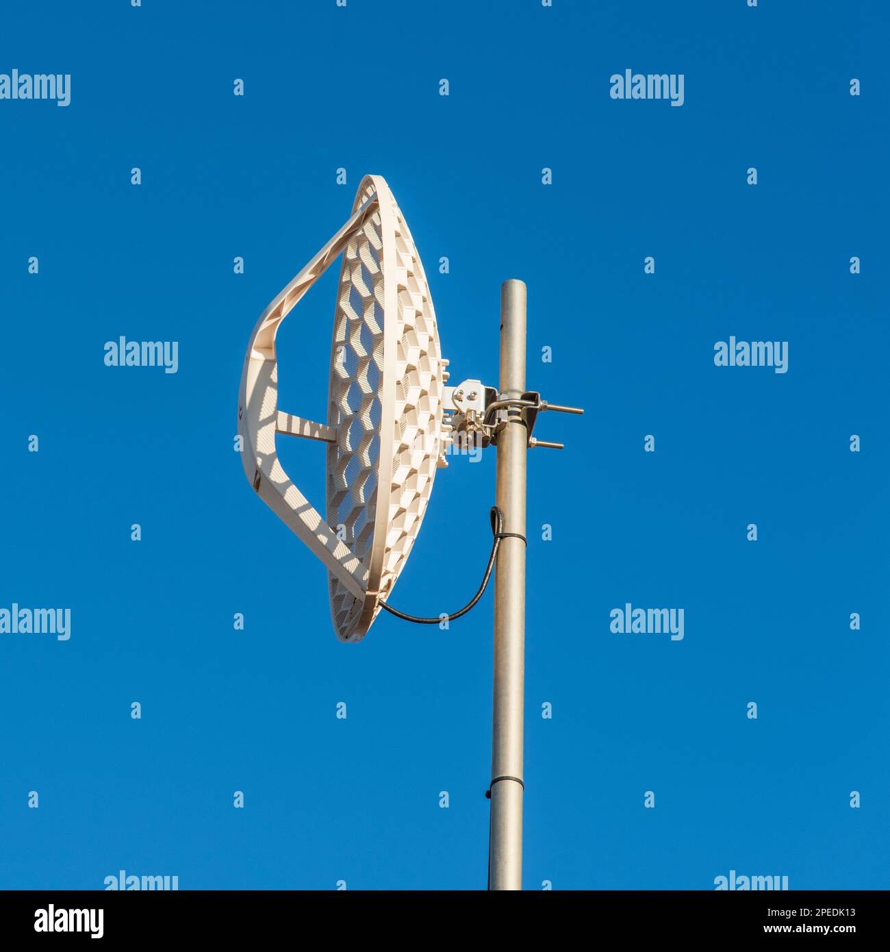 Vista de una antena mikrotik con el cielo de fondo Stock Photo