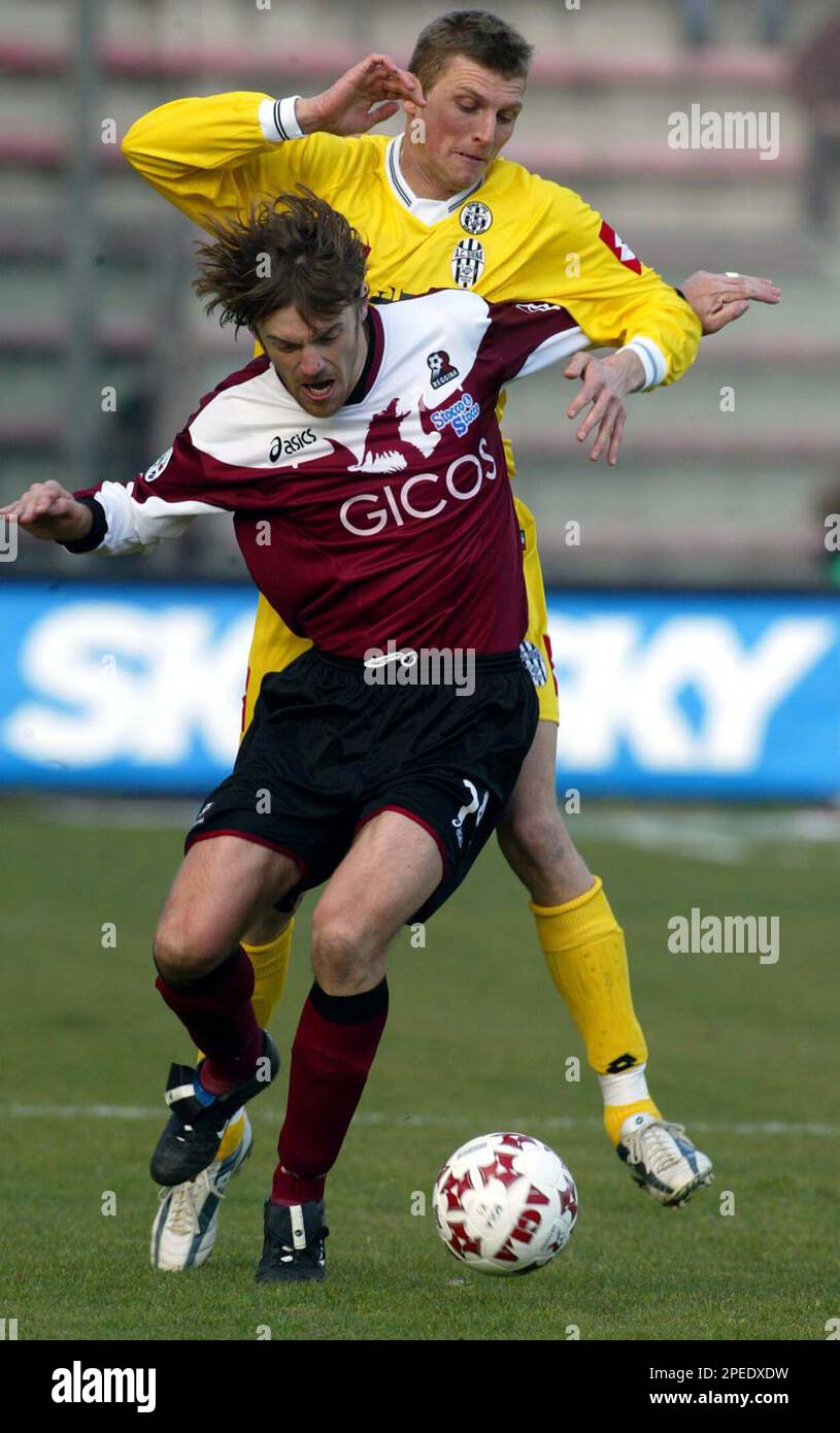 Reggina's defender Gaetano De Rosa, left, and Siena's striker Tore Andre  Flo from Norway challenge for the ball during the Italian first division  serie A soccer league match between Reggina and Siena,
