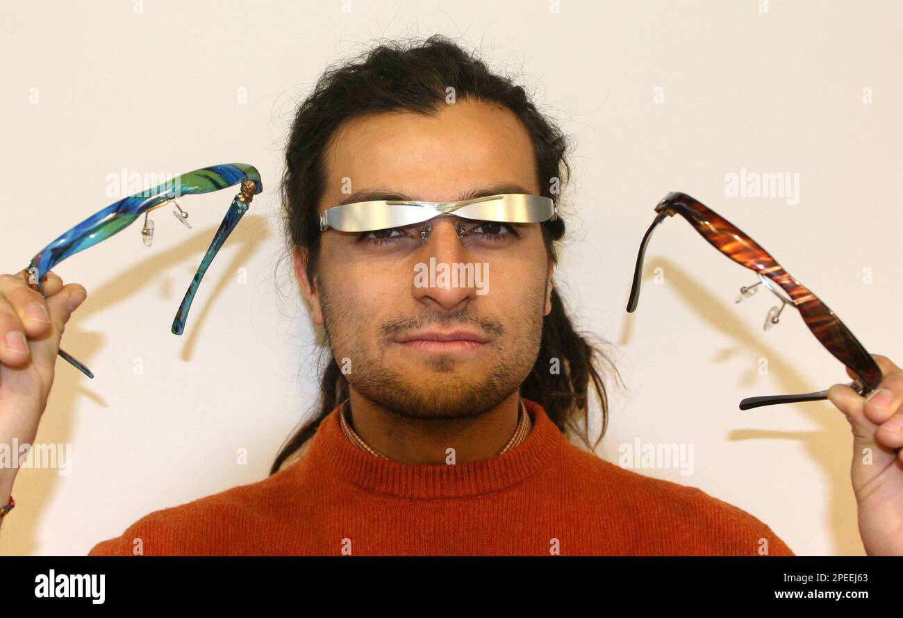 Eine Mitarbeiter des Herstellers "Level One" praesentiert am Freitag, 28. Januar 2005, auf der Fachmesse fuer Augenoptik und Brillenmode "OPTI 2005" in Muenchen das neuartige Sonnenschutzmodell "Sunblade". Der von einem Kameramann erfundene, verstellbare Sonnenschutz ist in 120 verschiedenen Designs zum Preis von 39,90 bis 59,90 Euro beim Optiker erhaeltlich. Bis zum 30. Januar koennen sich Fachbesucher ueber die neusten Trends und Entwicklungen der Branche informieren. (AP Photo/Uwe Lein) Stock Photo
