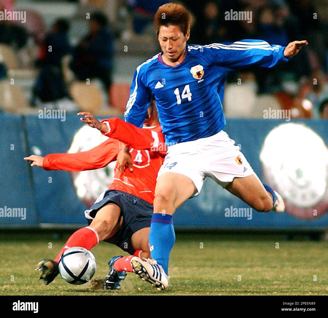 Toyoda Yohei of Japan, right, challenges with Lee Yoo Han of South ...