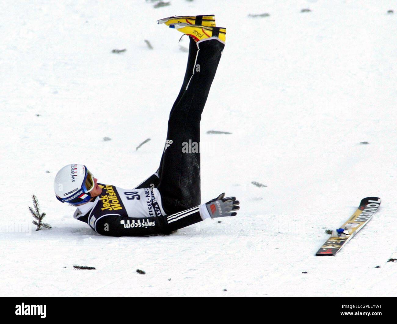 Der Schweizer Andreas Kuettel stuerzt bei der Landung im zweiten