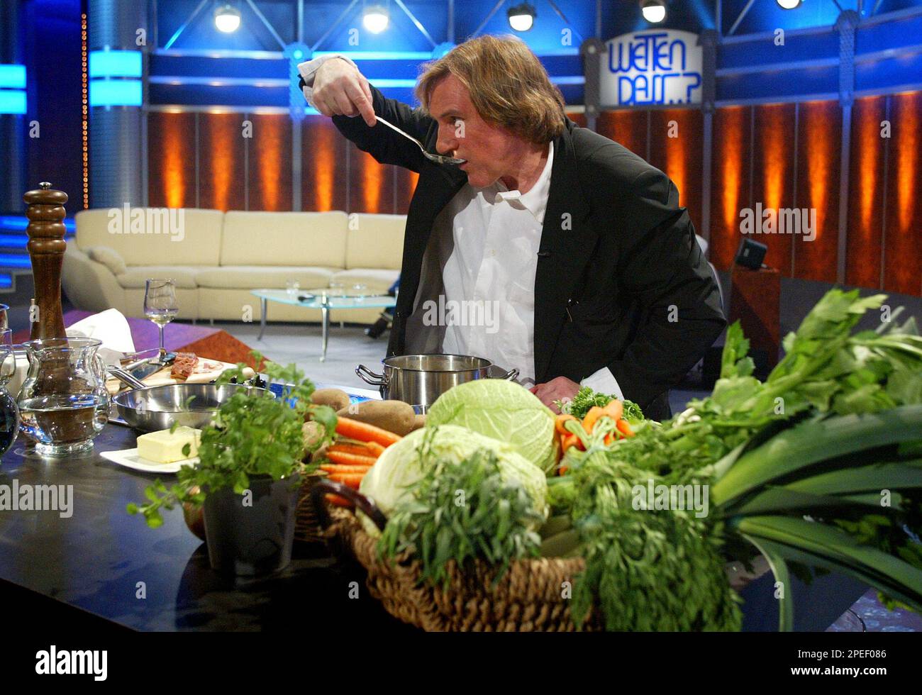 ** Korrigierter Text ** French actor Gerard Depardieu cooks during the