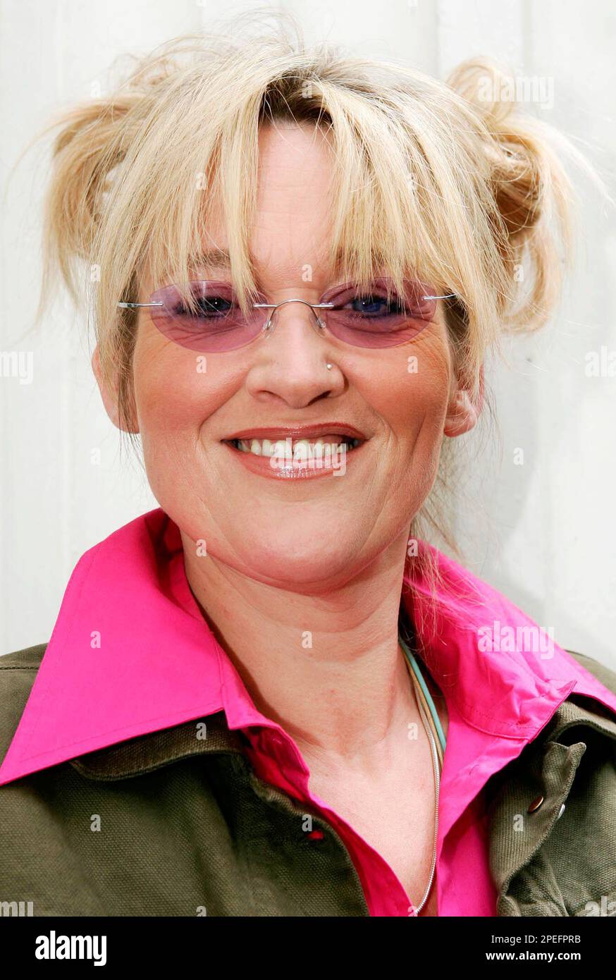 ARCHIV ** Comedy-Queen Gaby Koester posiert am 12. Juli 2004 fuer die  Fotografen in Hamburg. Koester wird in der Krimi-Komoedie Die Bullenbraut  die Taxifahrerin Paula Dohm spielen. Ein Faible fuer das