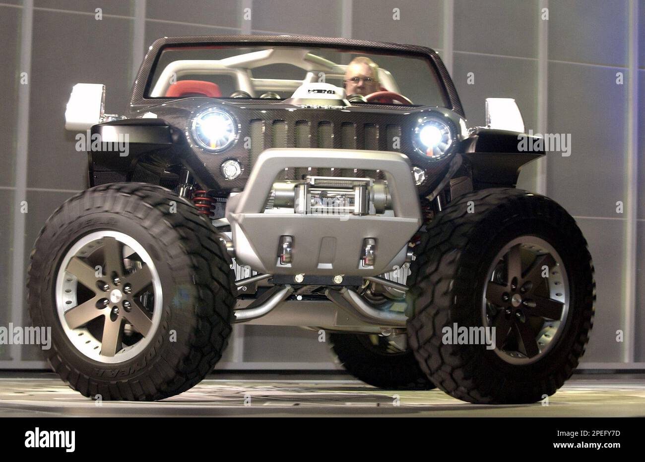 The Jeep Hurricane concept demonstrates its turning radius during media  previews at the North American International Auto Show in Detroit, Sunday,  Jan. 9, 2005. (AP Photo/Jerry Mendoza Stock Photo - Alamy