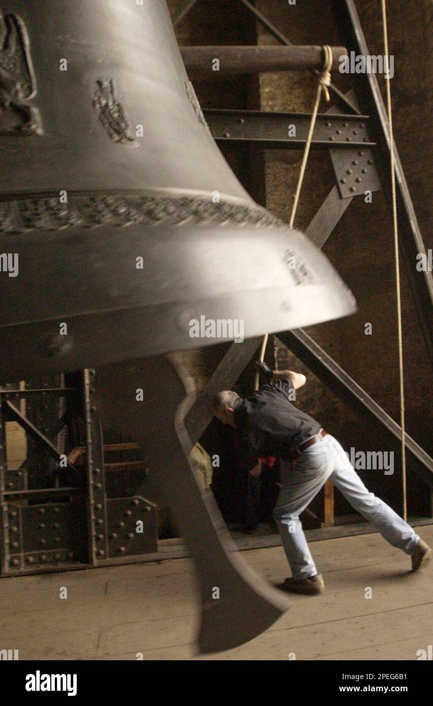One of parishioners strikes Zikmund, the biggest Czech bell placed in