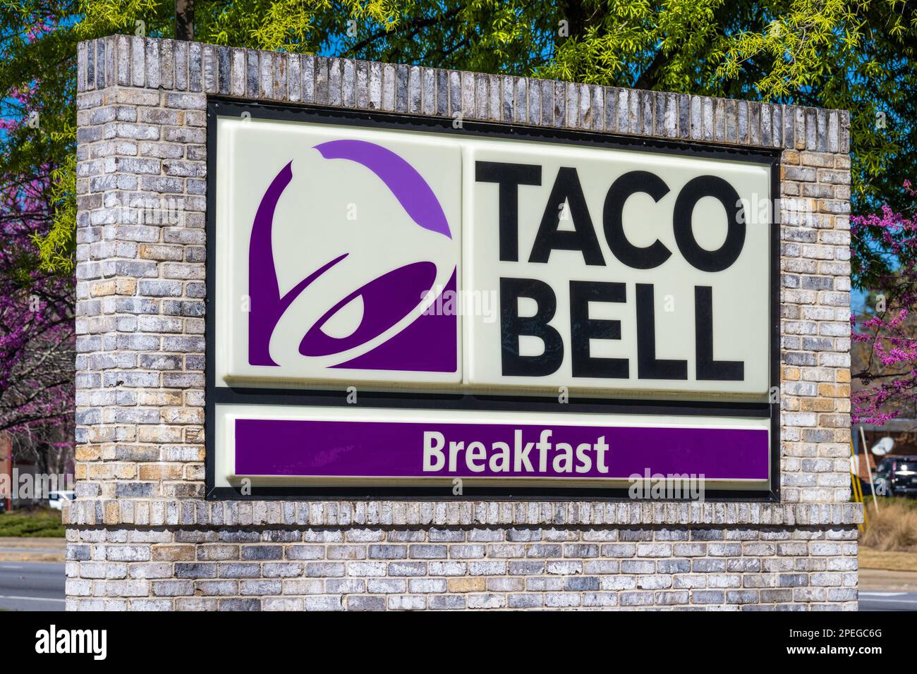Sign for Taco Bell Mexican fast food restaurant in Snellville (Metro Atlanta), Georgia. (USA) Stock Photo