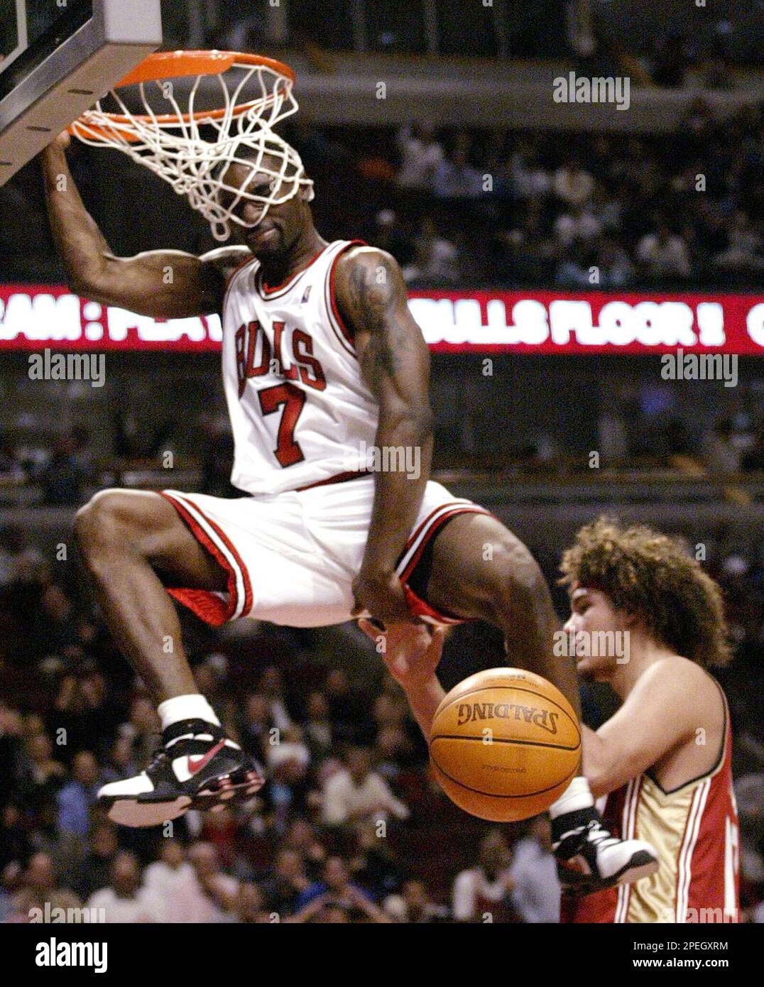 Chicago Bulls' Ben Gordon (7) dunks over Cleveland Cavaliers' Anderson  Varejao, right, of Brazil, during the fourth quarter, Wednesday, Dec. 8,  2004, in Chicago. The Bulls won 113-85. (AP Photo/Brian Kersey Stock Photo  - Alamy, image size:1076x1390