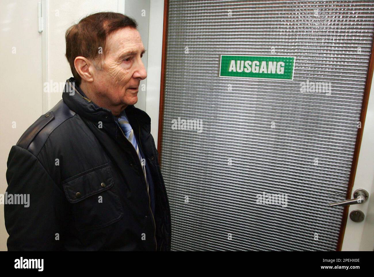 Der Schauspieler und Saenger Freddy Quinn nach der Urteilsverkuendung