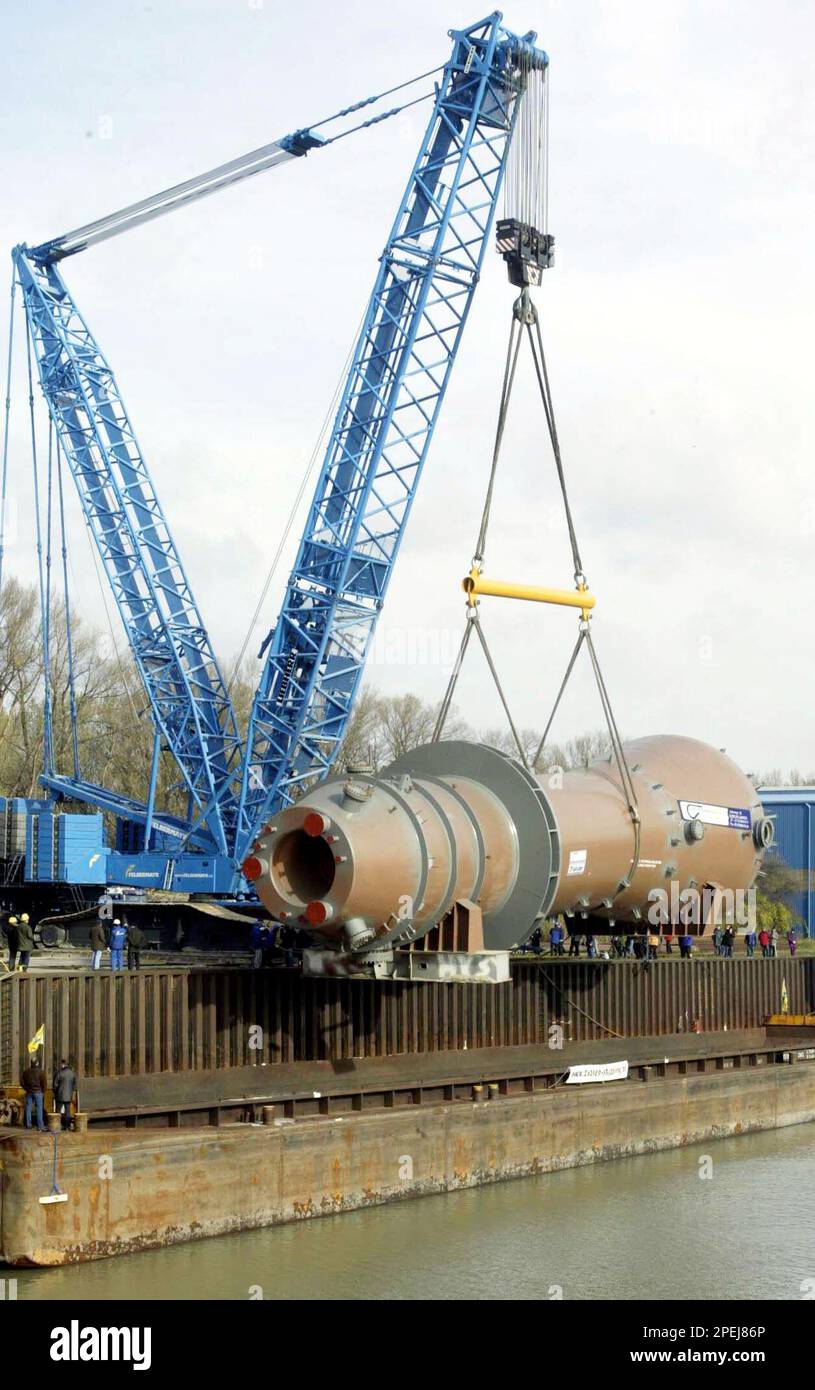 Ein 400 Tonnen schwerer Gasphasenreaktor wird am Montag, 15. Nov. 2004