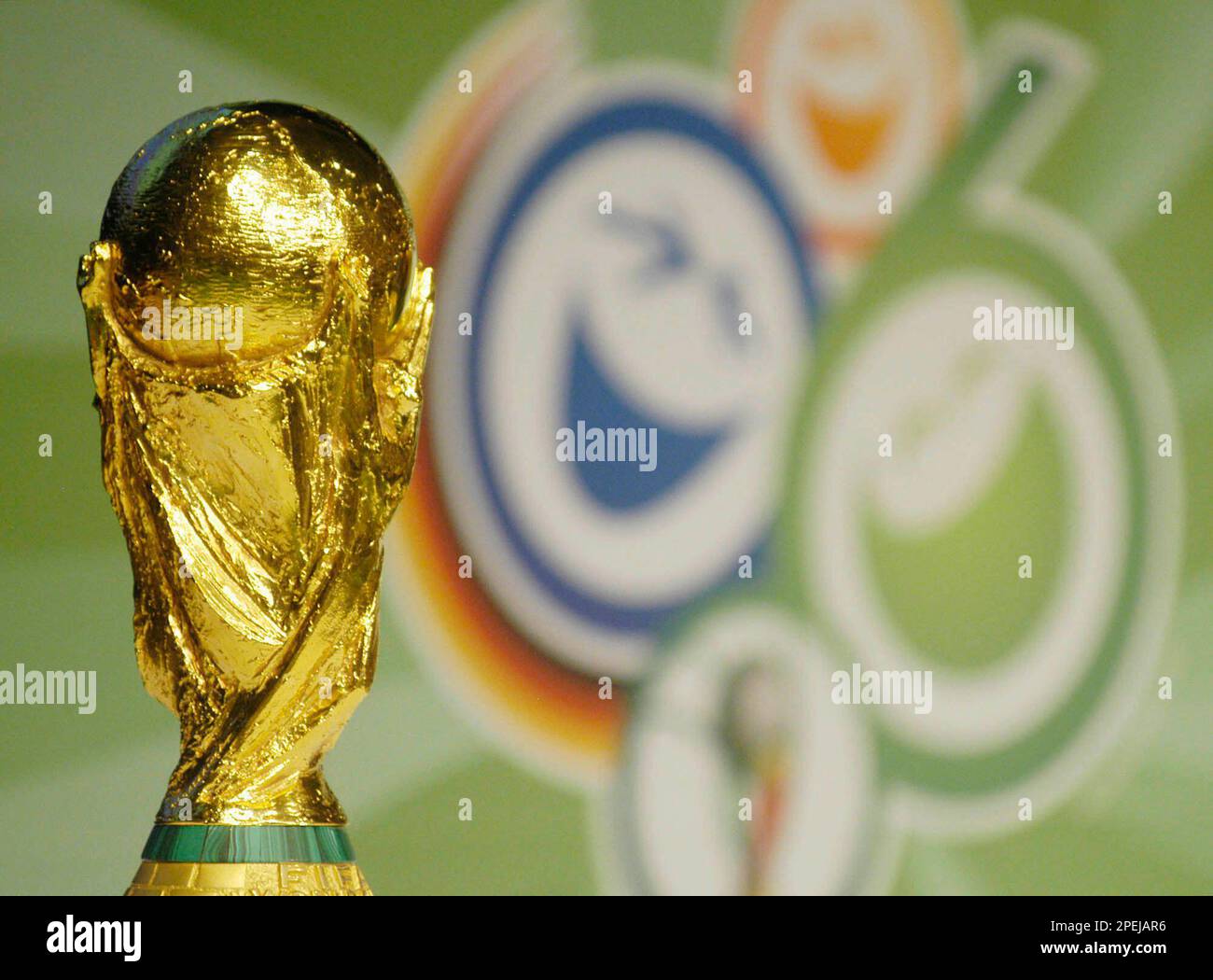Der Pokal der Fussball-Weltmeisterschaft 2006 steht vor dem WM-Logo  waehrend einer Pressekonferenz am Samstag, 13. November 2004, in Leipzig.  (AP Photo/Jens Meyer) --- The FIFA World Championship Cup 2006 stands in  front