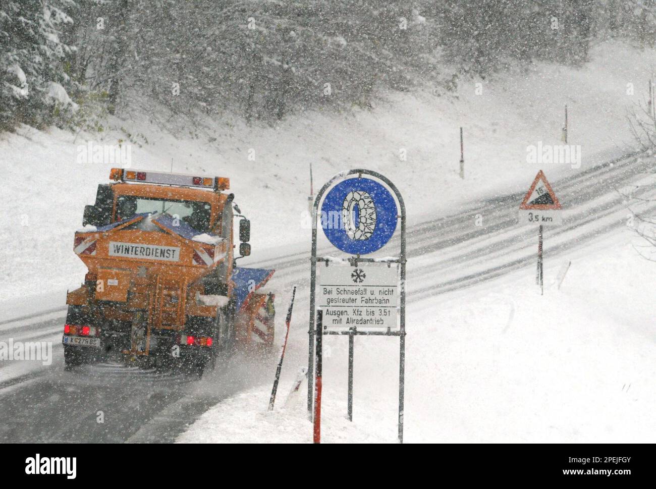 Ein Raeumfahrzeug ist am Mittwoch, 10. Nov. 2004 in Riegersdorf am Fusse des Wurzenpasses in Kaernten unterwegs, nachdem anhaltende Schneefaelle im Sueden Oesterreichs zu schwierigen Verkehrsbedingungen gefuehrt haben. (AP Photo/Gert Eggenberger) Stock Photo