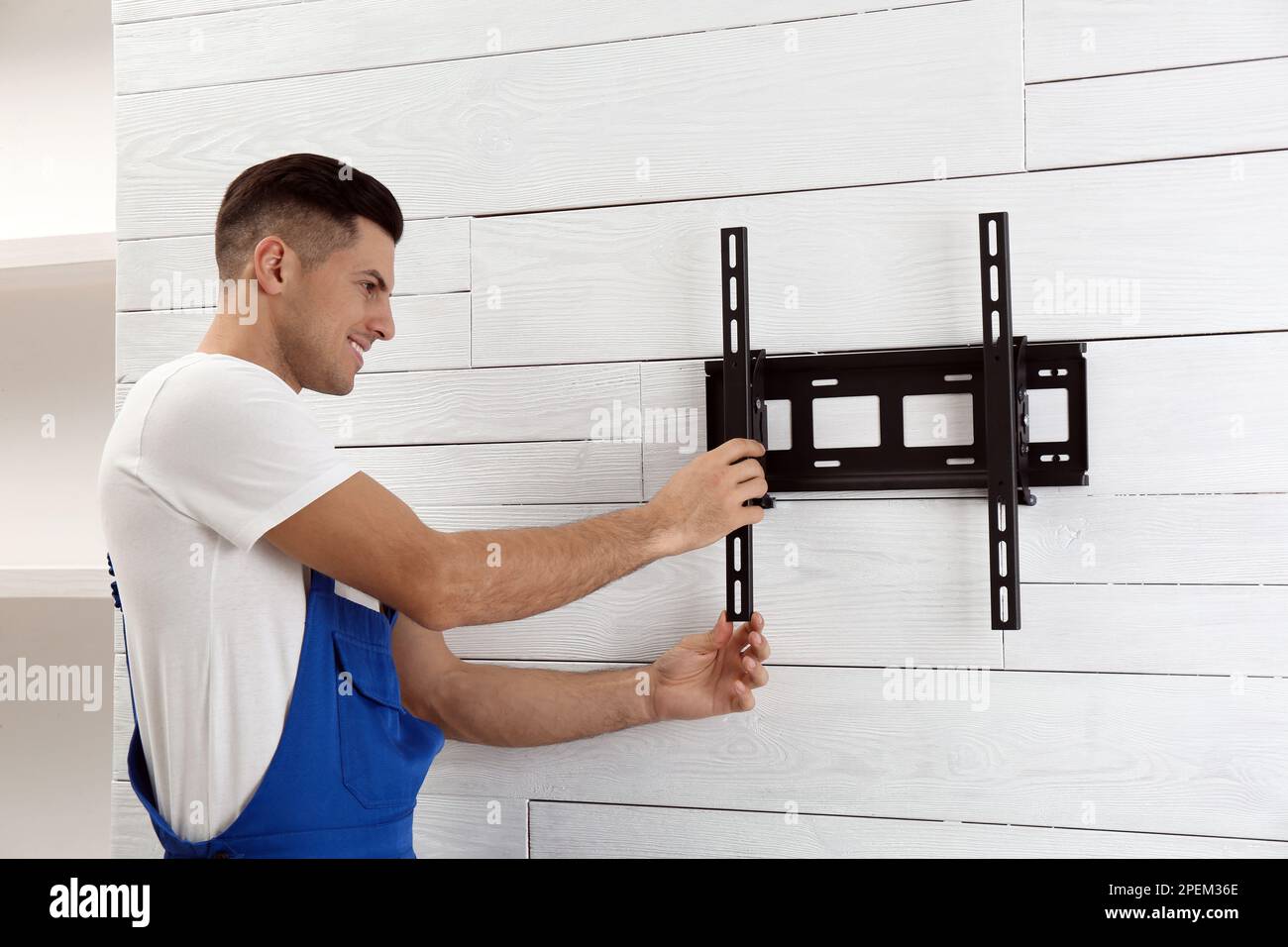 Installing Tv Professional tv installation hi-res stock photography and images - Alamy