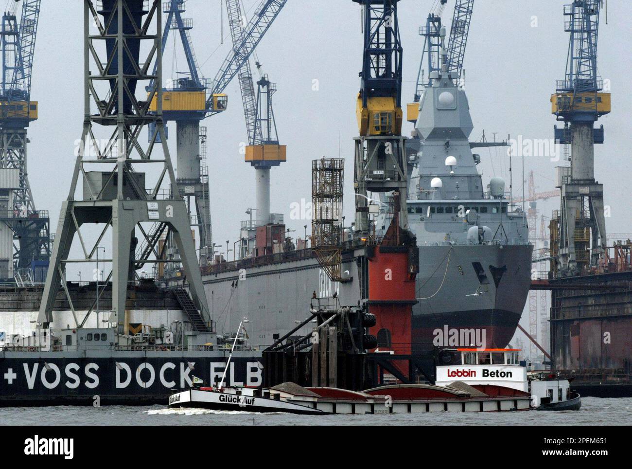 Die Fregatte 'Sachsen' der Deutschen Marine liegt am Freitag, 8