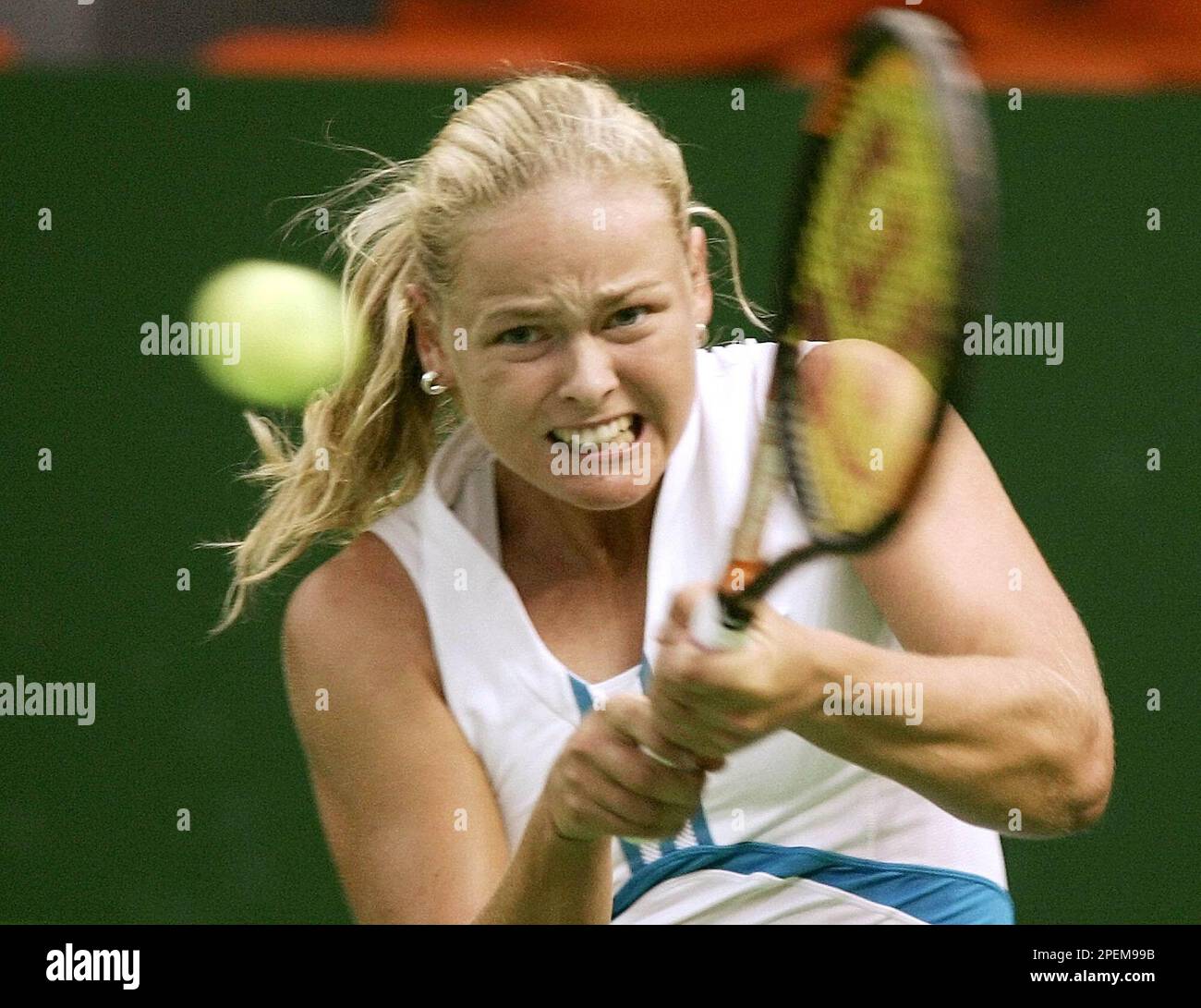 Die Deutsche Anna-Lena Groenefeld schlaegt eine Rueckhand auf die Russin  Elena Bovina in einem Zweitrundenspiel des Porsche Tennis Grand Prix in  Filderstadt bei Stuttgart am Mittwoch, 6. Oktober 2004. (AP PhotoThomas  Kienzle) ---