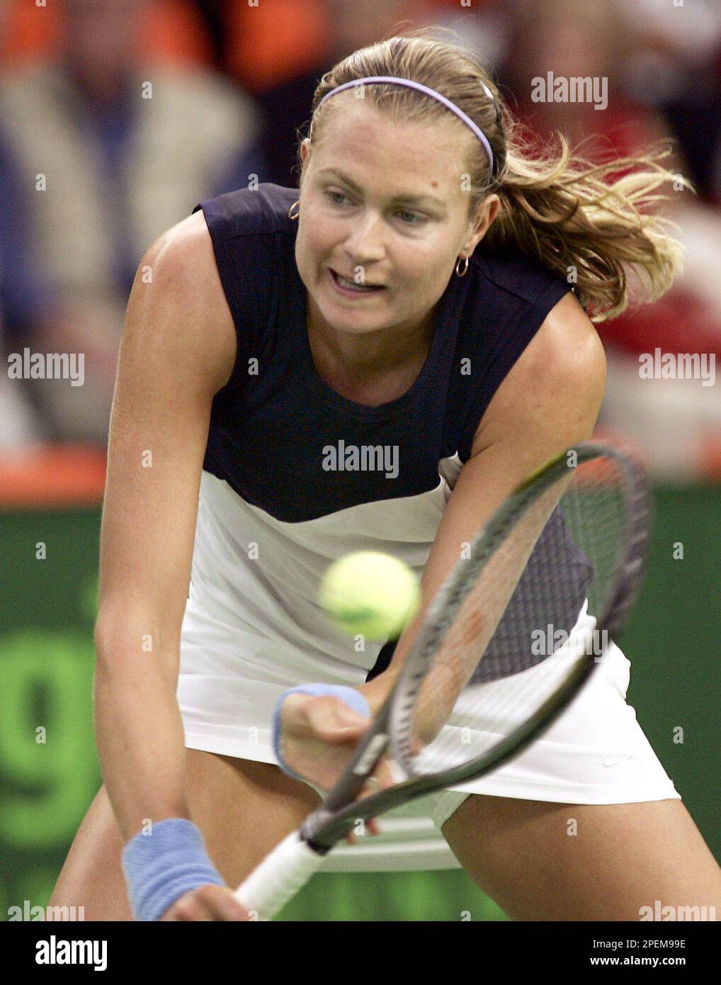 Elena Bovina aus Russland spielt einen Volley gegen die Deutsche Anna-Lena  Groenefeld in einem Zweitrundenspiel des Porsche Tennis Grand Prix in  Filderstadt bei Stuttgart am Mittwoch, 6. Oktober 2004. (AP PhotoThomas  Kienzle) ---