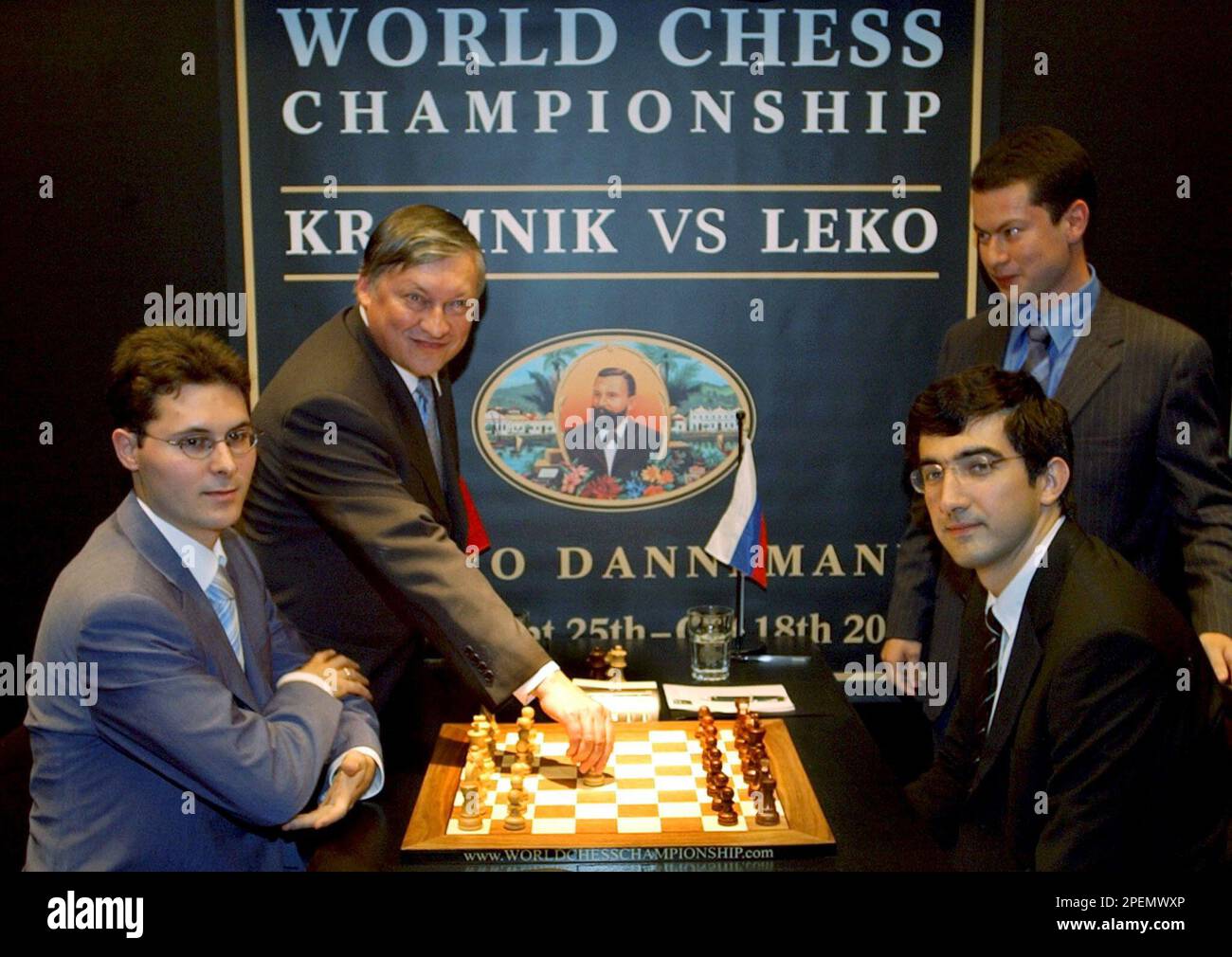 File:Carlsen Anand 2007 Dortmund.jpeg - Wikimedia Commons