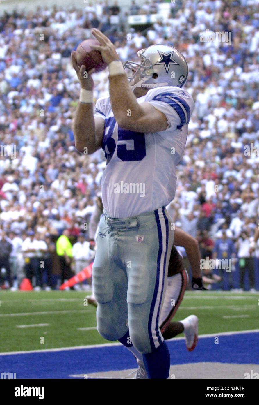 Dallas Cowboys tight end Jeff Robinson pulls in a 1-yard touchdown pass in the first quarter against the Cleveland Browns in Irving, Texas Sunday, Sept. 19, 2004. (AP Photo/Tony Gutierrez) Stock Photo