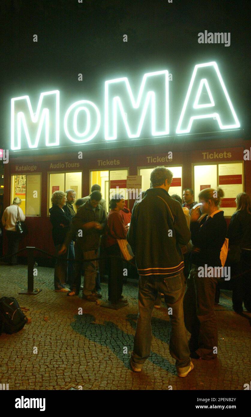 Besucher der MoMA-Ausstellung warten am Donnerstag Abend, 16. September  2004, gegen 21 Uhr in der Schlange am Ticketschalter vor der Neuen  Nationalgalerie in Berlin. Bis zum Ende der Austellung am 19. September