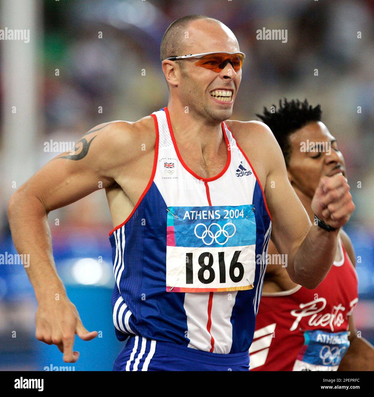 Britain's Dean Macey runs a qualifying heat of the 400m in the decathlon at  the 2004 Olympic Games Monday, Aug. 23, 2004 in Athens, Greece. (AP  Photo/Ben Curtis Stock Photo - Alamy