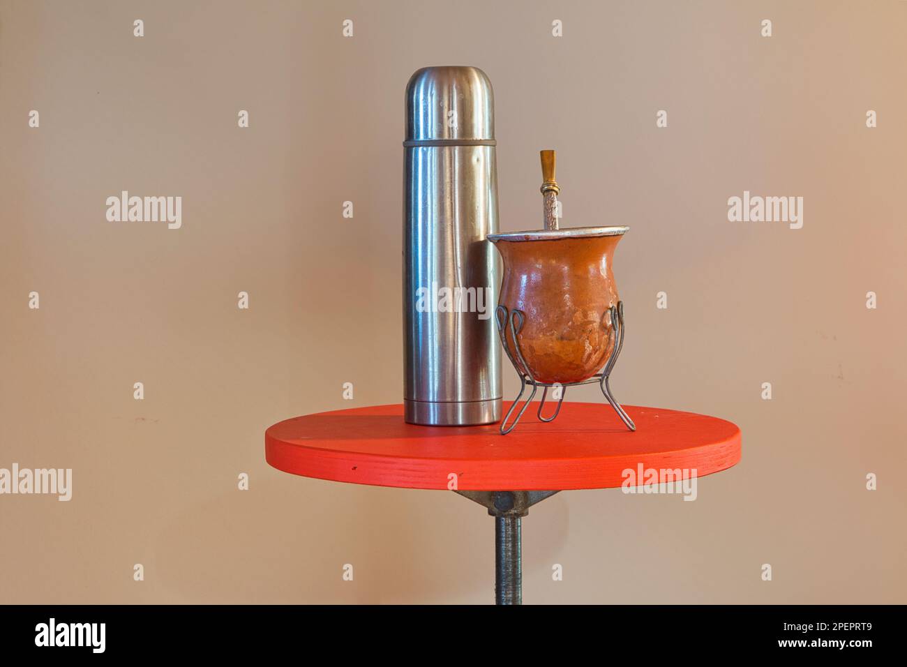 https://c8.alamy.com/comp/2PEPRT9/mate-with-bombillas-and-thermos-traditional-way-of-drinking-yerba-mate-tea-in-south-america-2PEPRT9.jpg