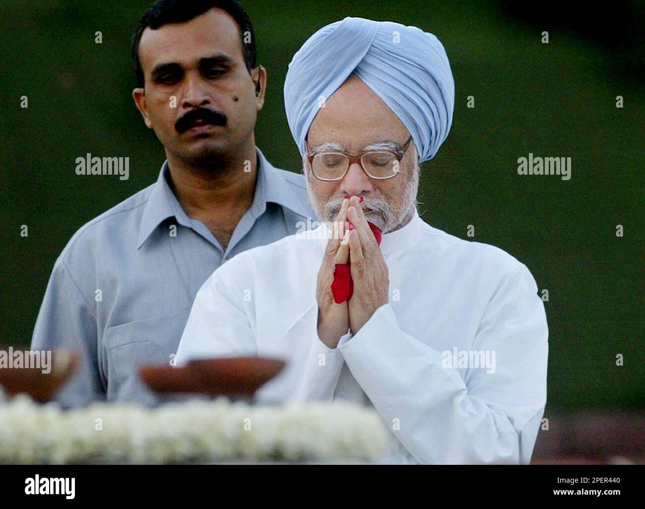 indian-prime-minister-manmohan-singh-pays-tribute-to-indias-late-prime