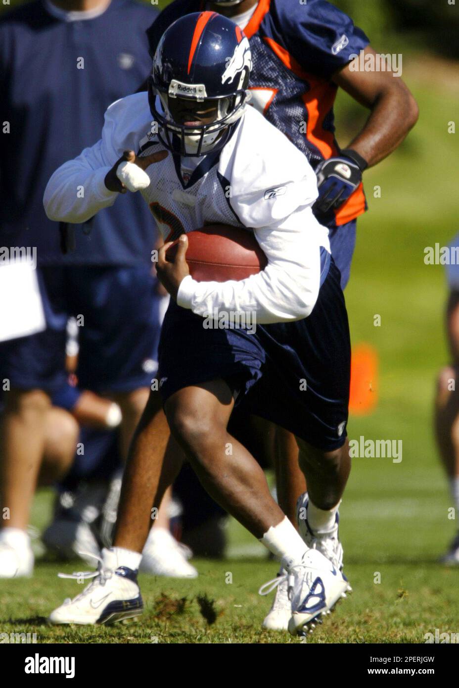 Denver Broncos runningback Tatum Bell breaks through the line against the  Philadelphia Eagles during the fourth quarter in Denver, Sunday, Oct. 30,  2005. Denver beat Philadelphia, 49-21. (AP Photo/Jack Dempsey Stock Photo -  Alamy