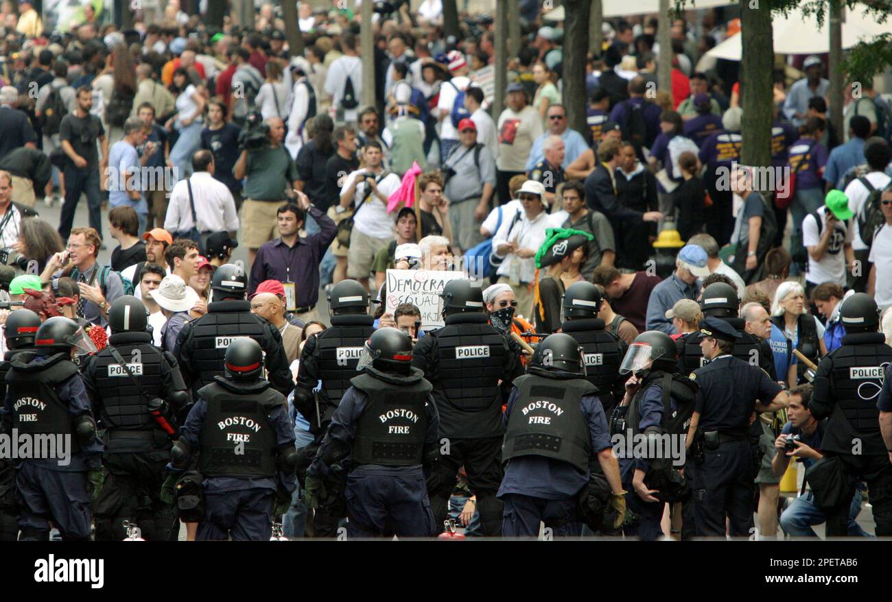 Boston Police, dressed in riot gear, slowly push demonstrators and ...