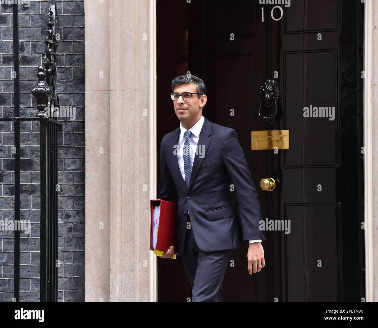 Prime Minister RISHI SUNAK leaves 10 Downing Street for Prime Minister Questions. Stock Photo