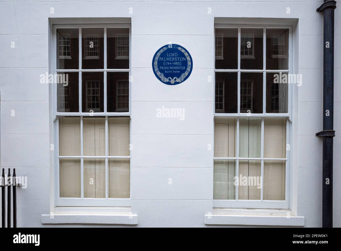 Lord Palmerston Blue Plaque at 20 Queen Anne's Gate, Westminster, London - LORD PALMERSTON (1784-1865) PRIME MINISTER Born here. Stock Photo