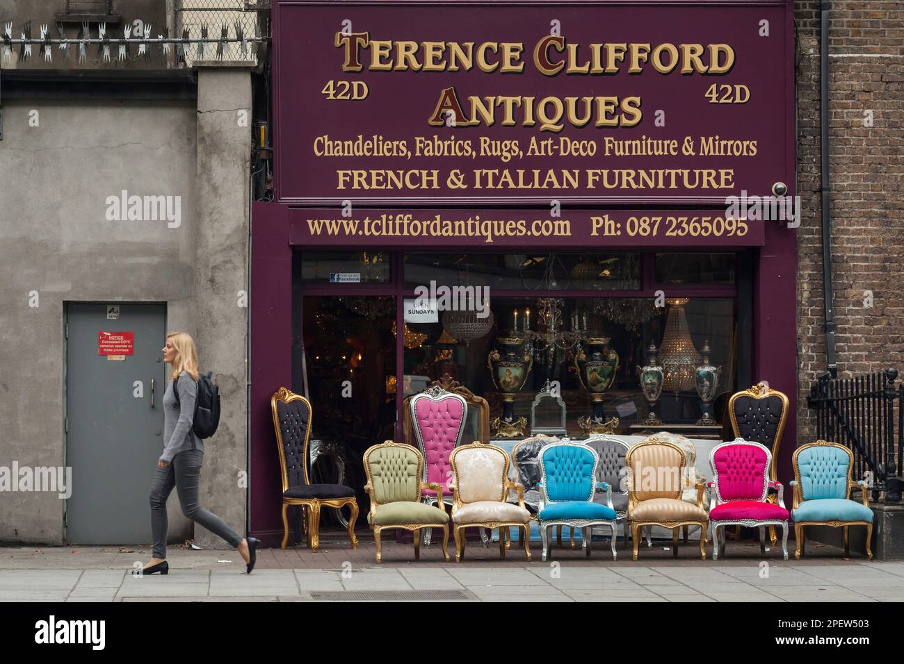 Antiques and furniture store in Aston Place Stock Photo Alamy