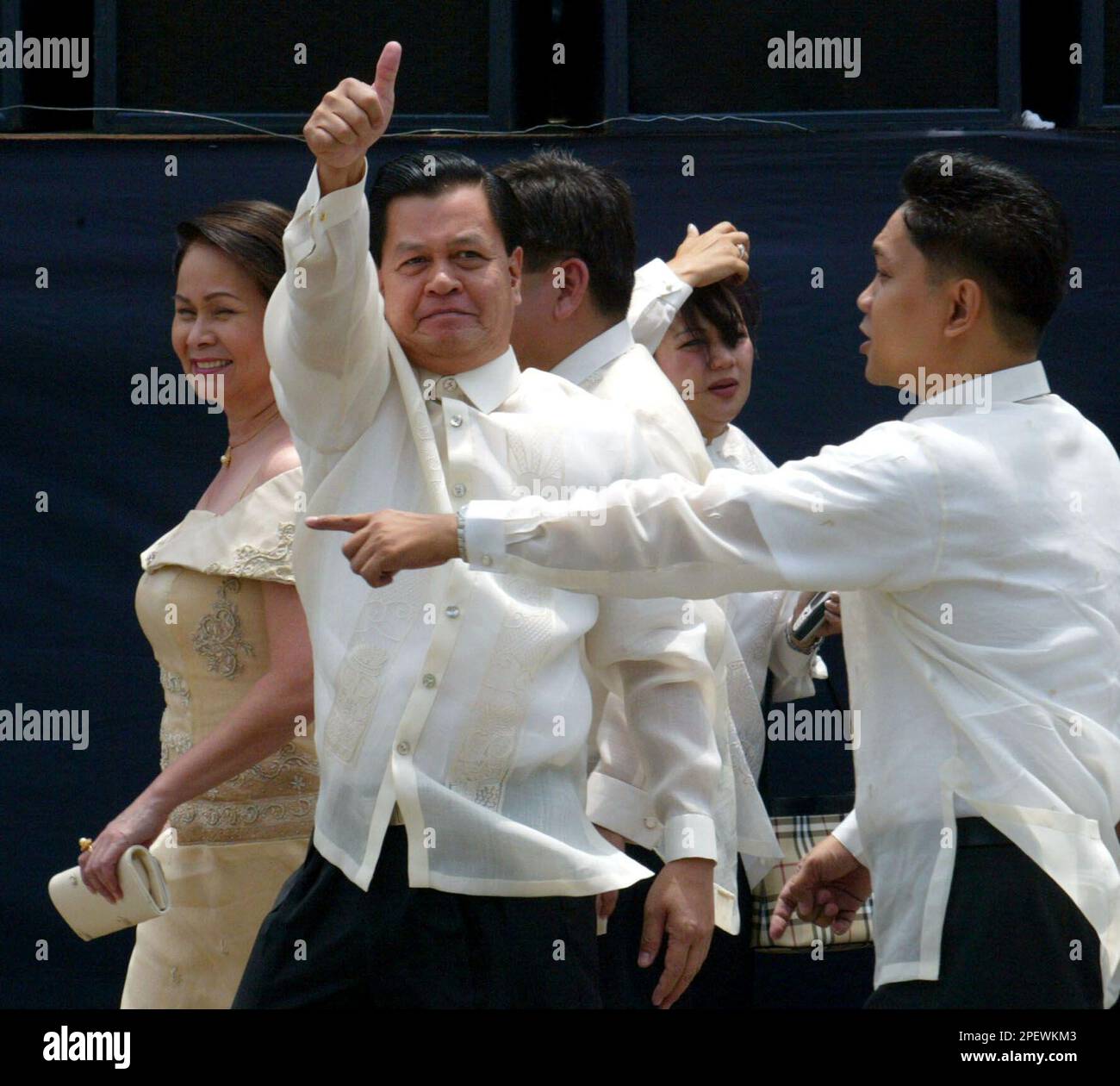 newly-elected-philippine-vice-president-noli-de-castro-flashes-the