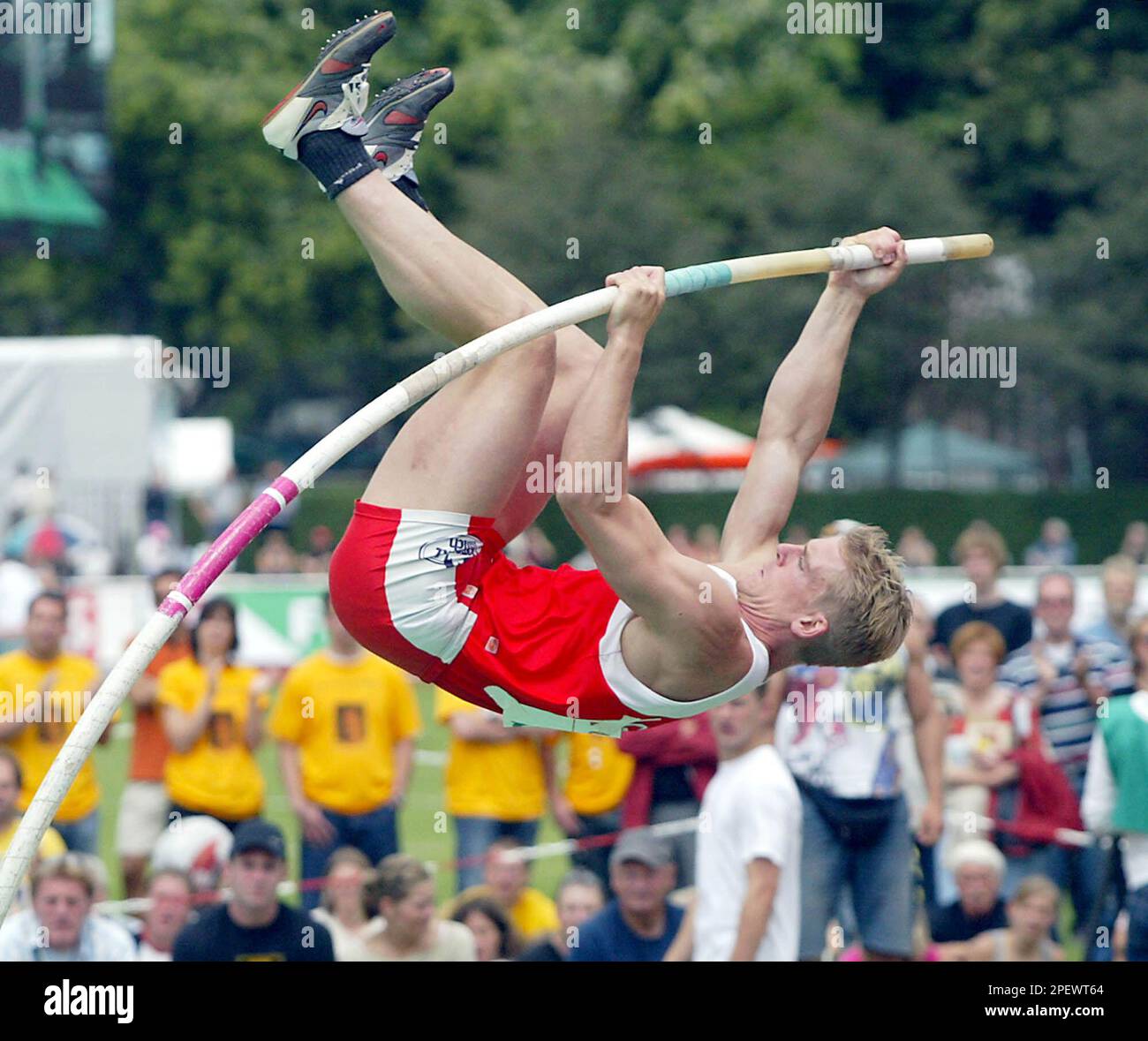 Der deutsche Zehnkaempfer Florian Schoenbeck springt Stabhochsprung