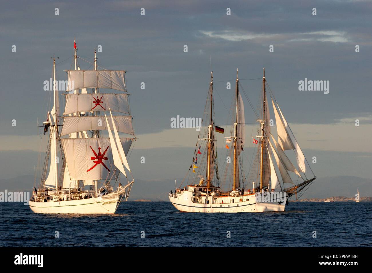 Two 2 tall ships hi-res stock photography and images - Alamy